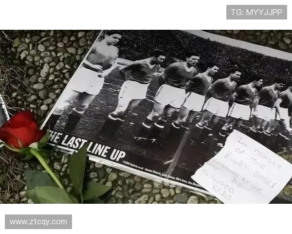 帅哥与足球明星亲密合影展现青春活力与运动魅力的精彩瞬间